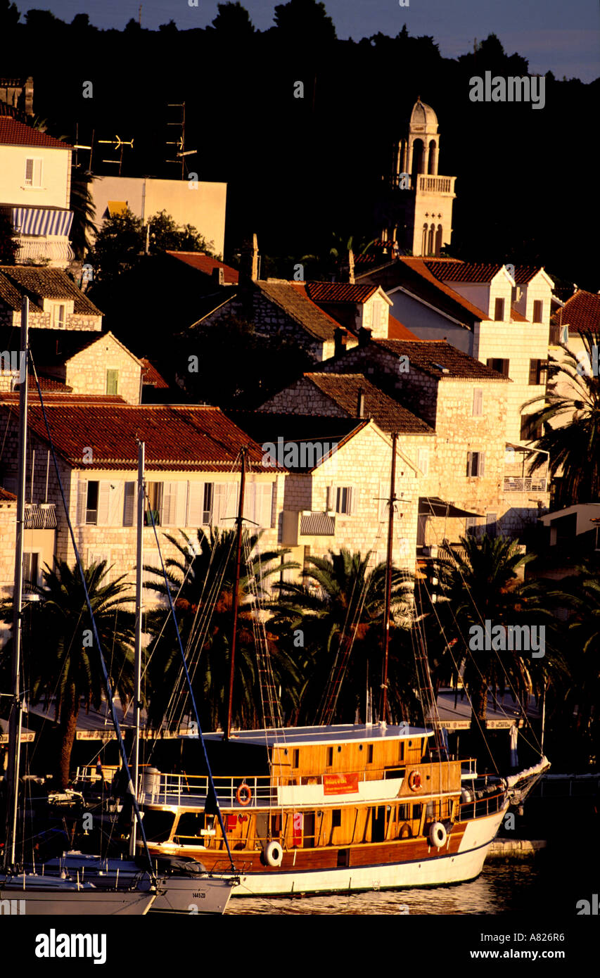 Croazia, Dalmazia del Nord, isola di Hvar, barca da pesca vicino al porto di Hvar village Foto Stock