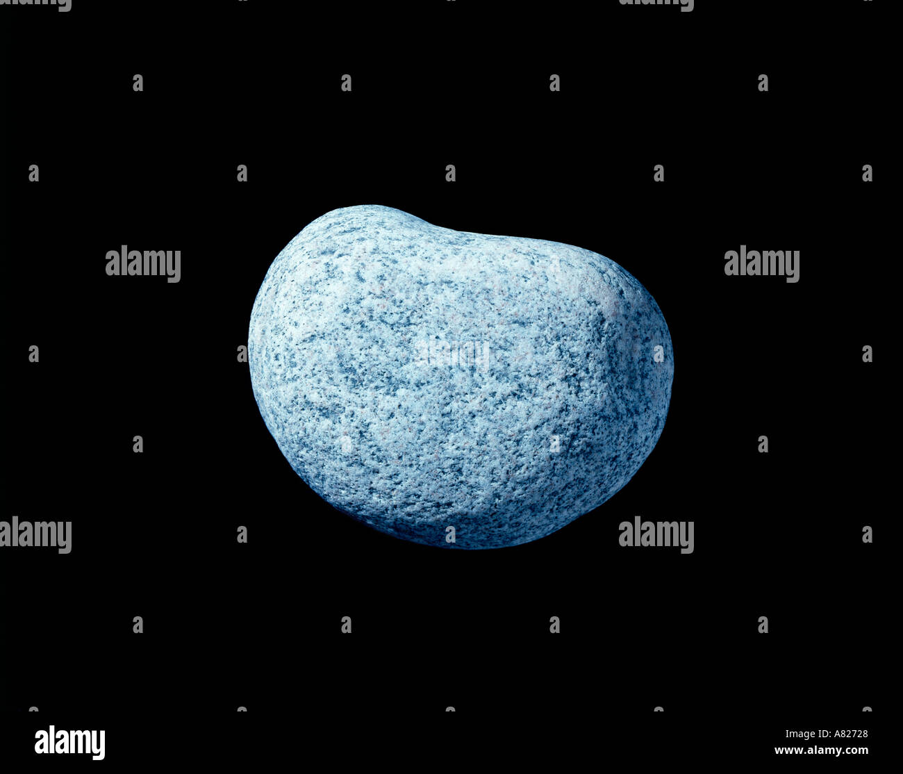 Una pietra di granito su sfondo nero Foto Stock