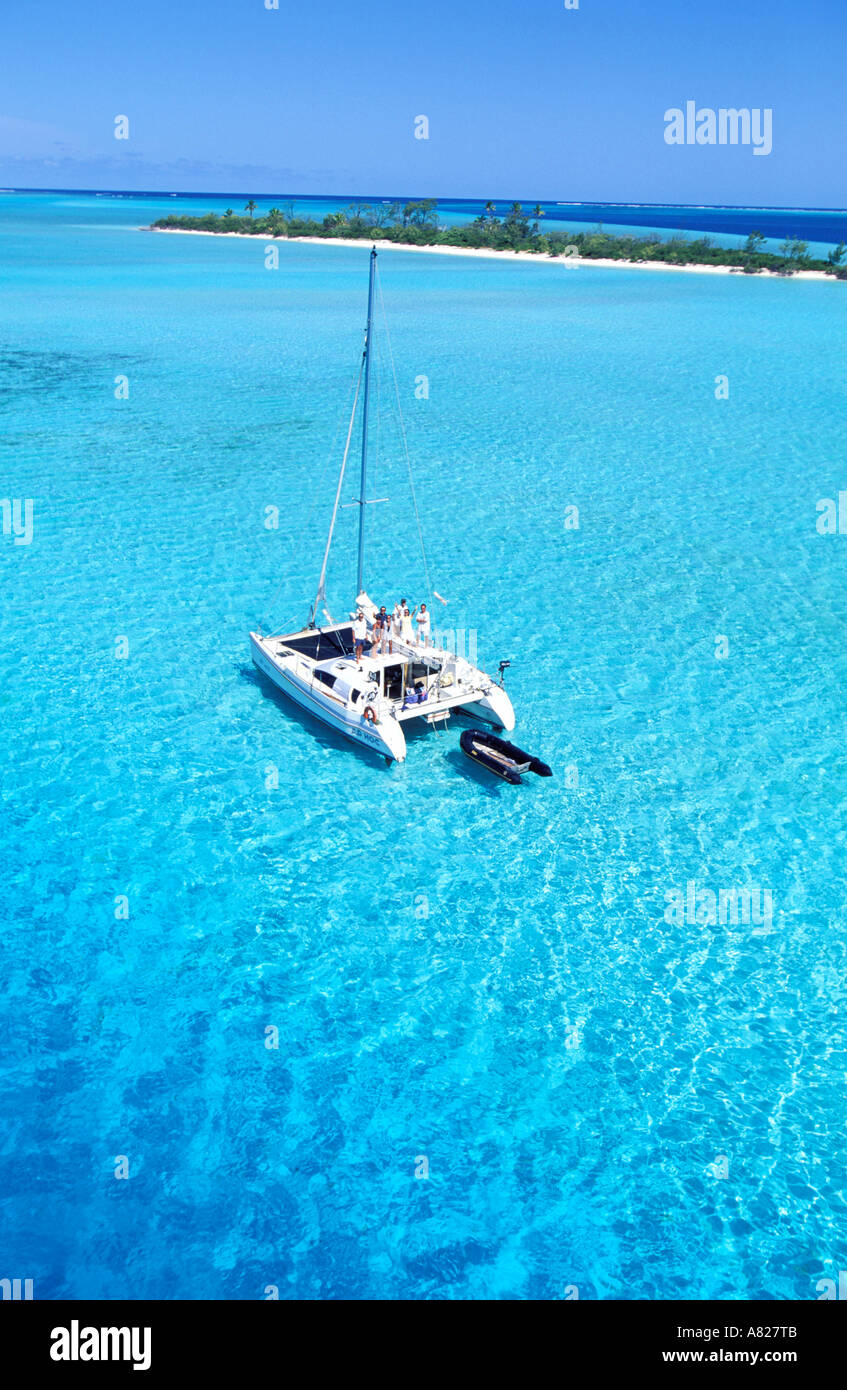 Francia, Nuova Caledonia, Pine Island, Nokanwi atoll, un catamarano (vista aerea) Foto Stock