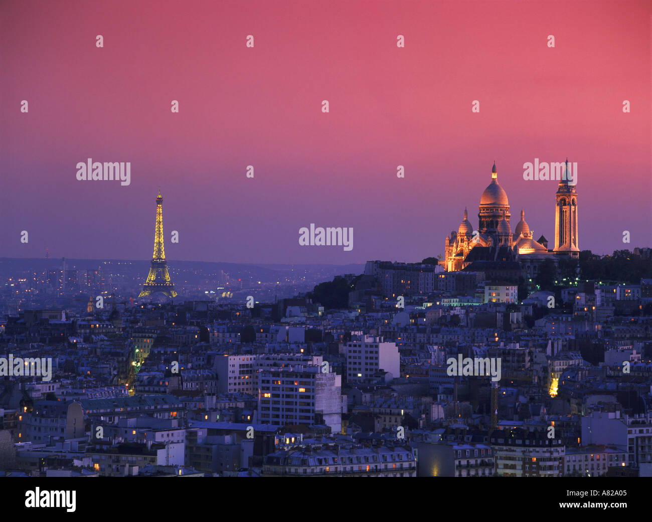 Il Sacro Cuore e la Torre Eiffel al di sopra dello skyline di Parigi al crepuscolo Foto Stock
