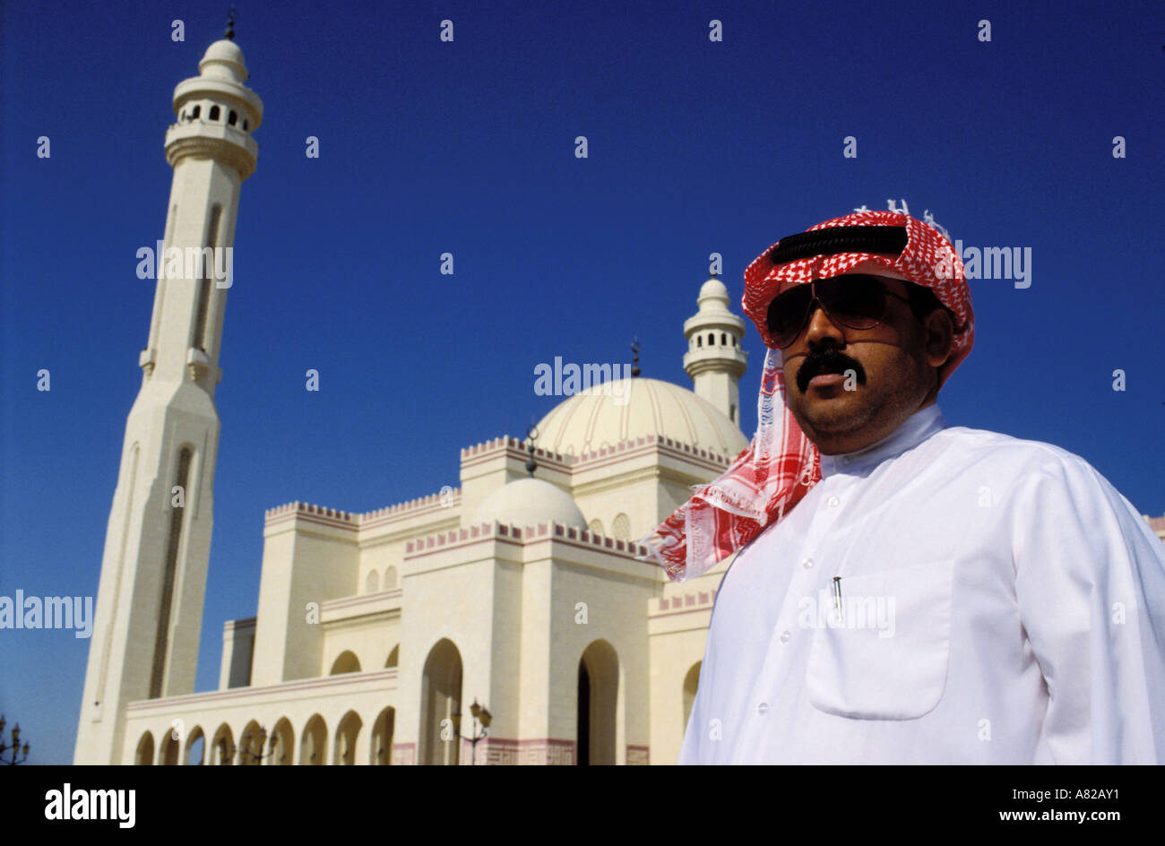 Il Bahrain, Manama, un Bahraian davanti alla Grande Moschea Foto Stock