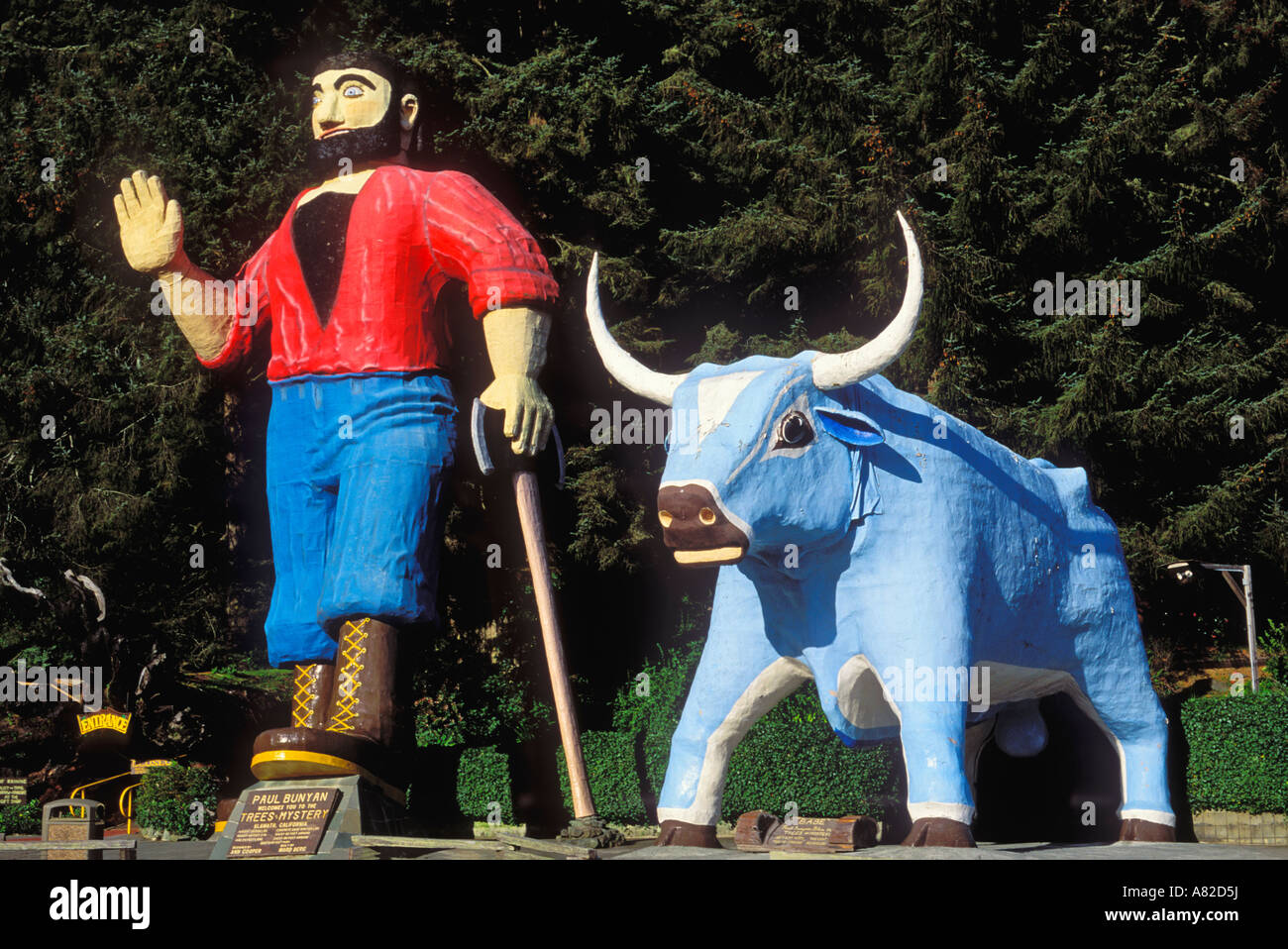 Paul Bunyan e il suo bue Babe statua presso gli alberi del mistero attrazione stradale Klamath California Foto Stock
