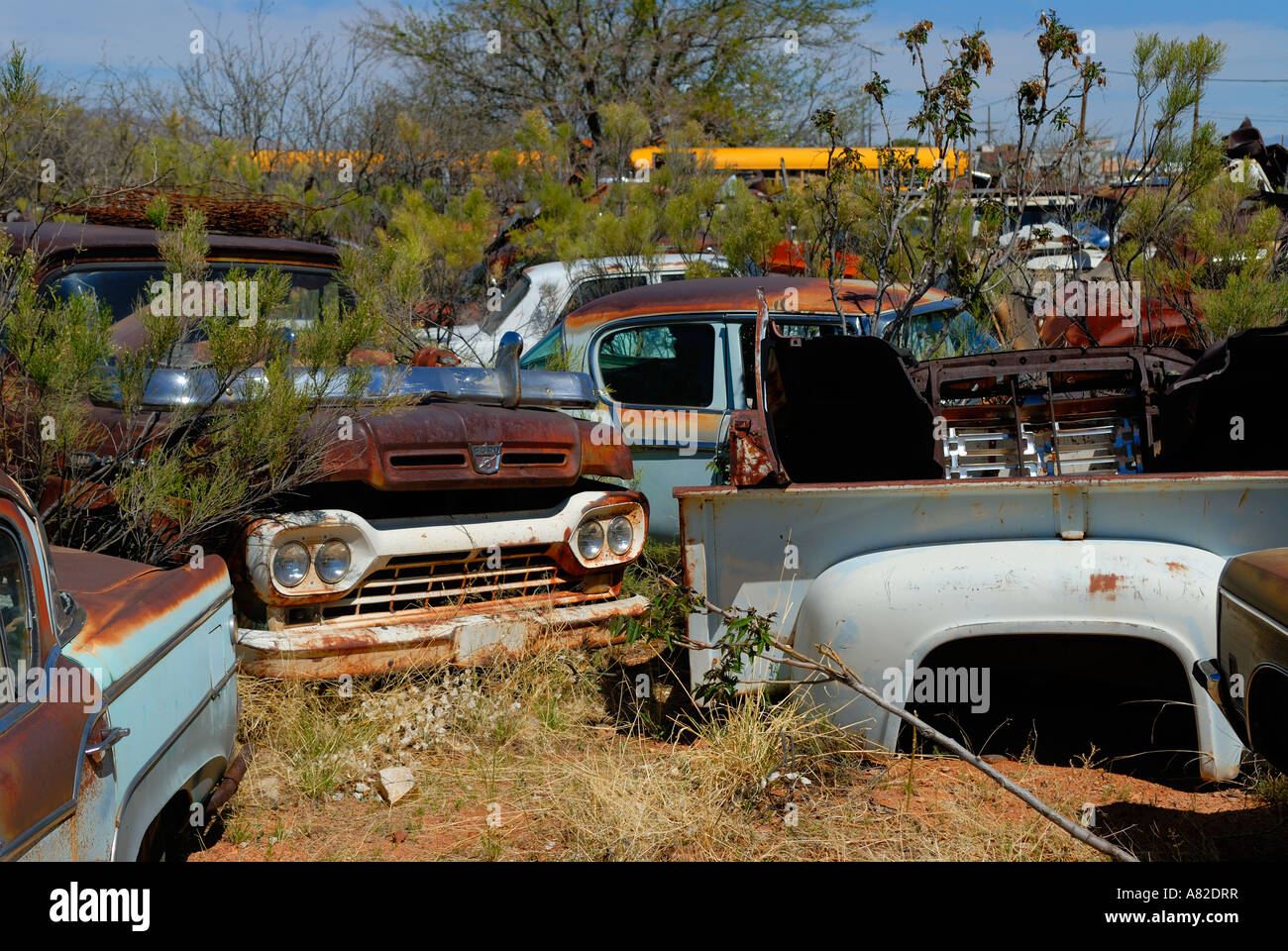 Old Ford pickup truck siede abbandonati nel deserto junkyard Foto Stock
