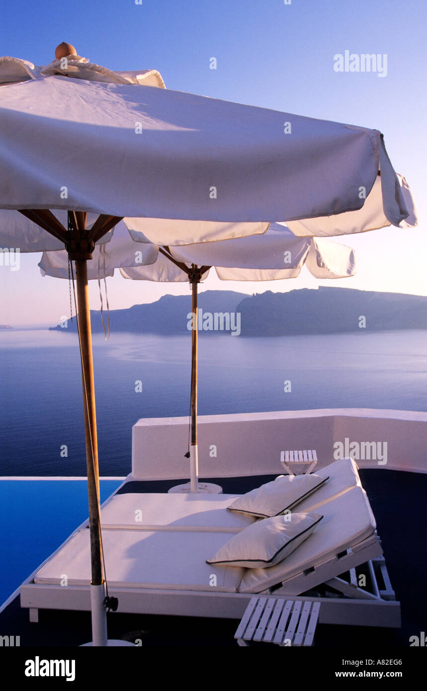 Grecia CICLADI, isola di Santorini, piscina del Katikies, hotel di charme, si insediarono sulla scogliera del villaggio di Oia Foto Stock