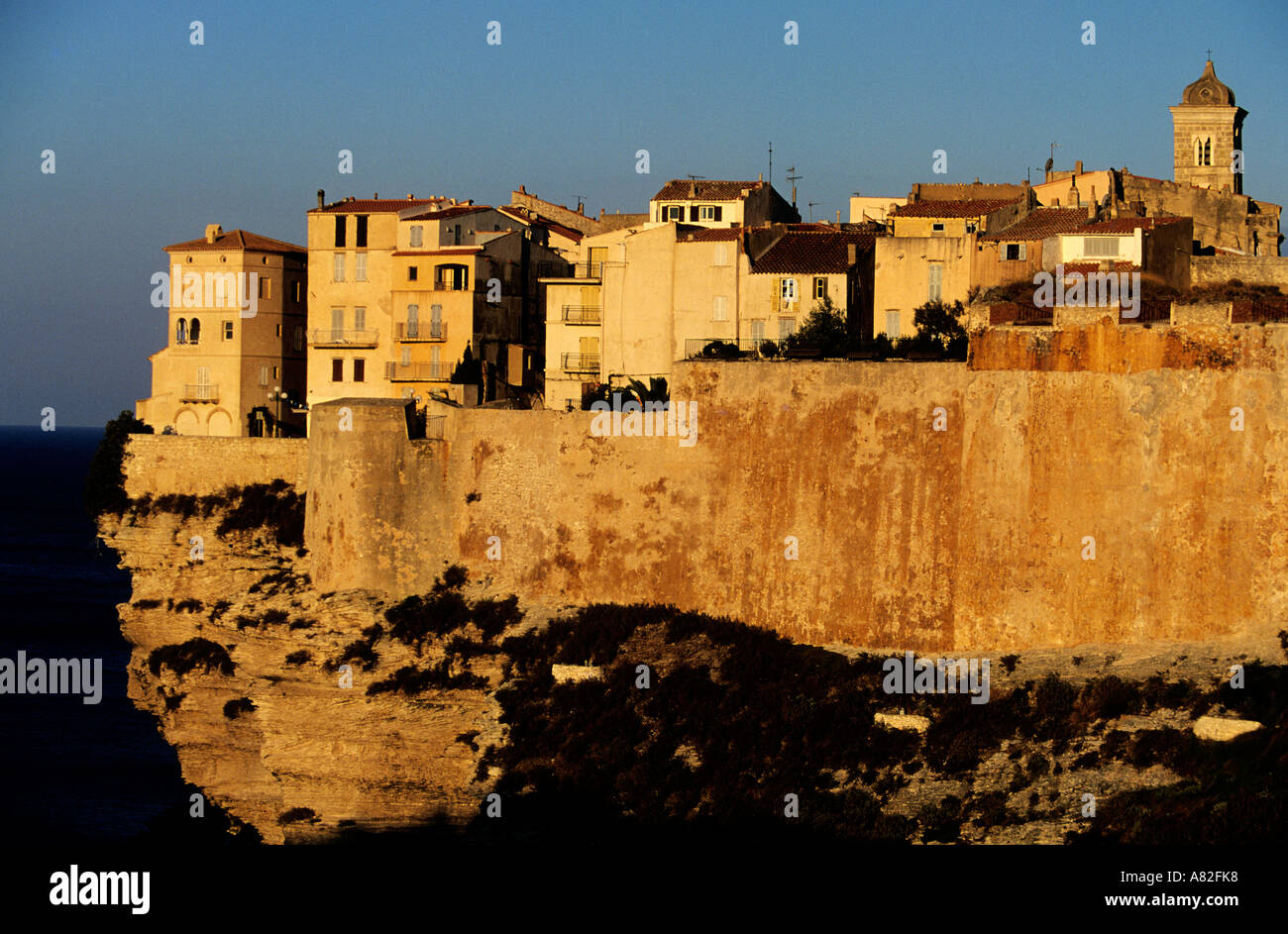 Francia, Corse du Sud, Bonifacio, centro storico arroccato sulla scogliera Foto Stock