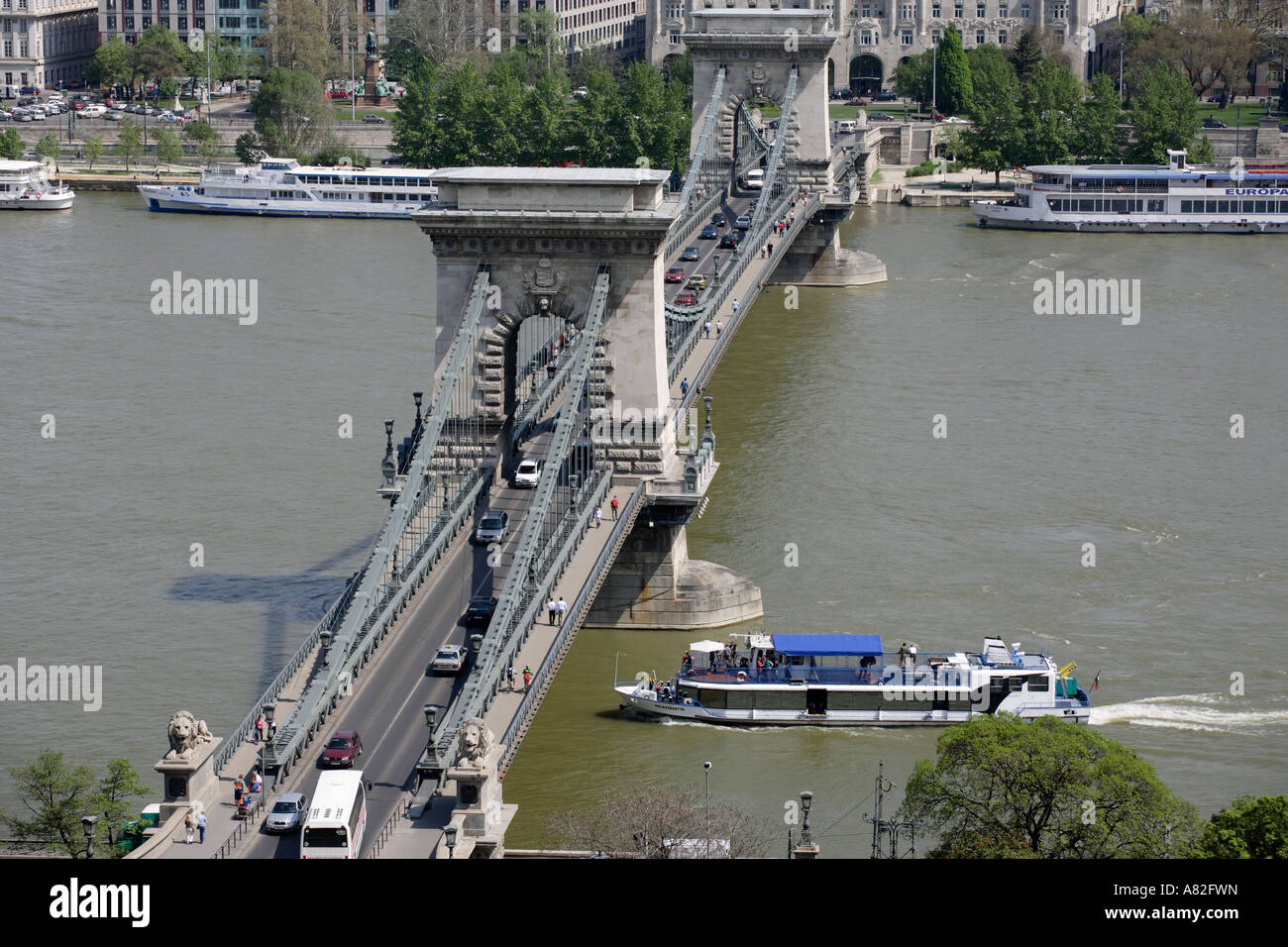 La catena ponte che attraversa il fiume Danubio a Budapest Ungheria Foto Stock