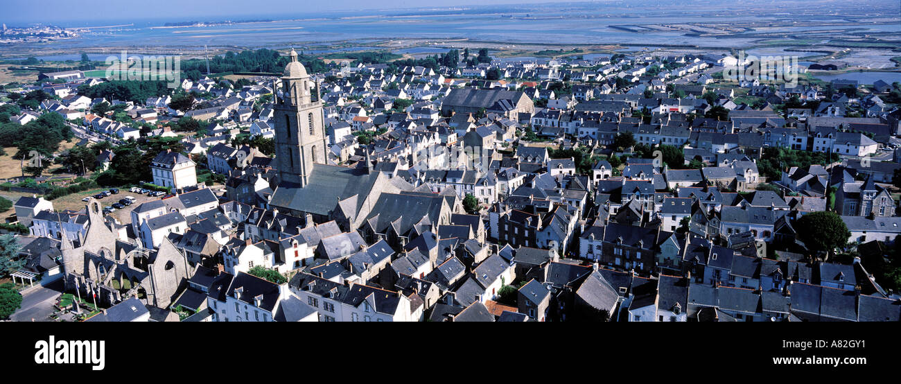 Francia, Loire Atlantique, Batz sur Mer, Guerande Peninsula, Saint Guenole chiesa e paludi (vista aerea) Foto Stock