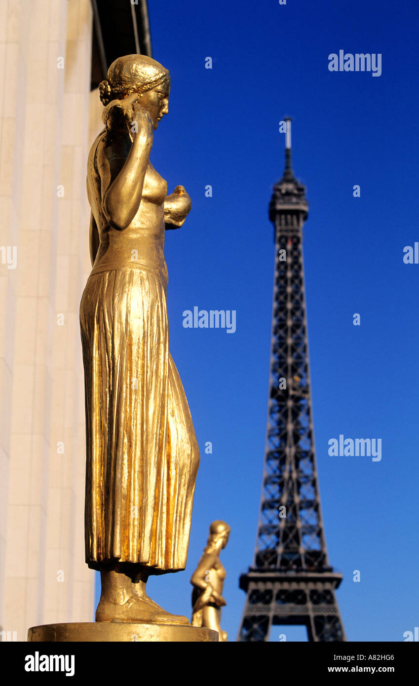Francia, Parigi, statue di espanade del Trocadero e la Torre Eiffel Foto Stock