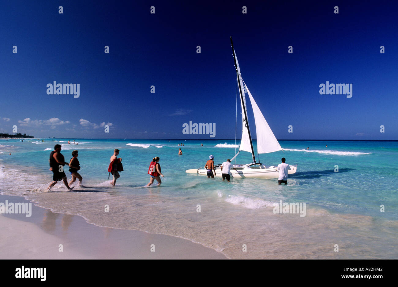 Cuba, provincia di Matanzas, Varadero (la principale località di mare), Catamarano sulla spiaggia Foto Stock