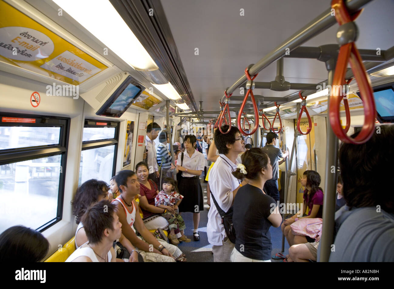 Pendolari su Skytrain Bangkok in Thailandia Foto Stock