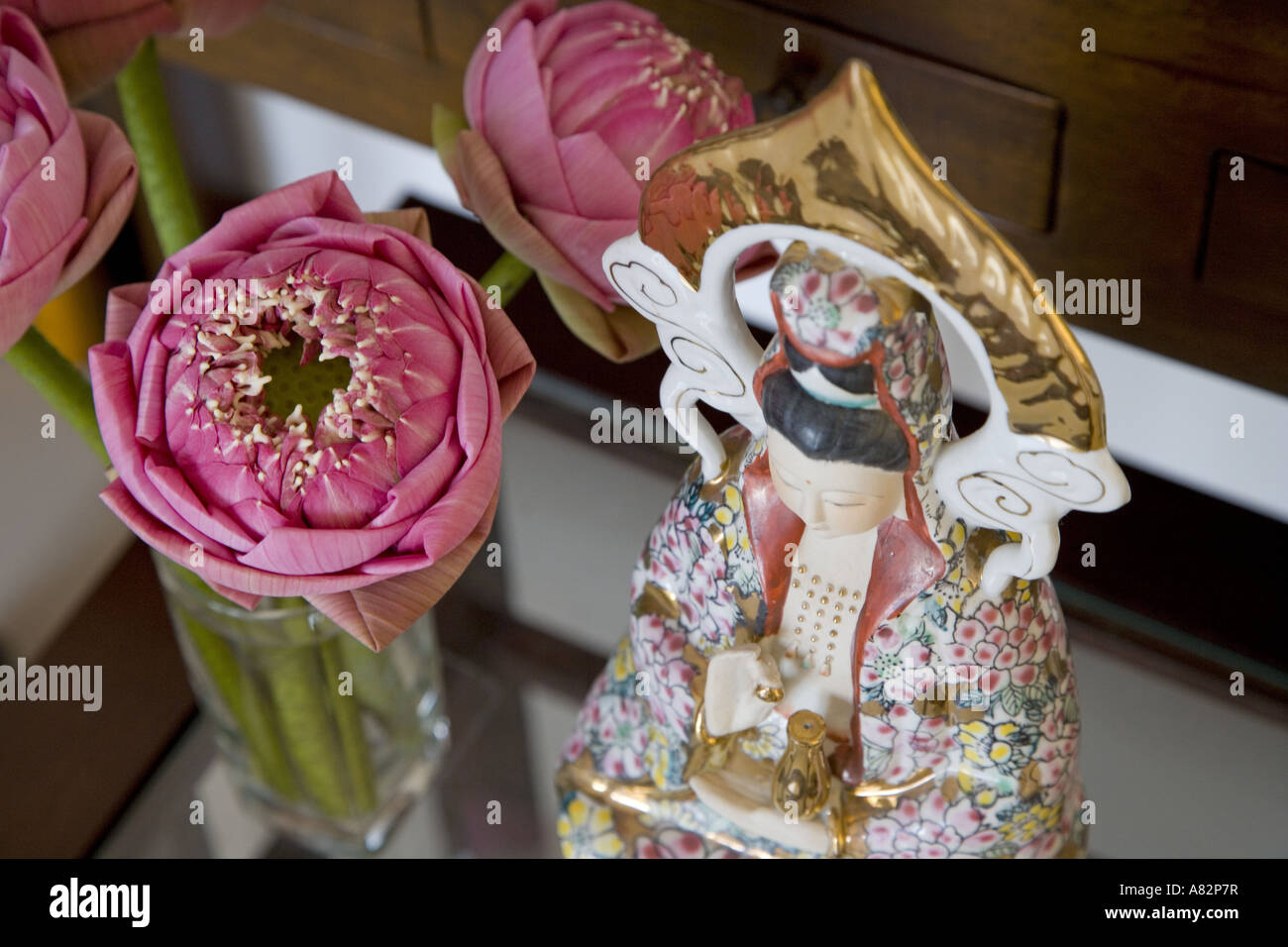 Fiori di loto sul Buddha Foto Stock