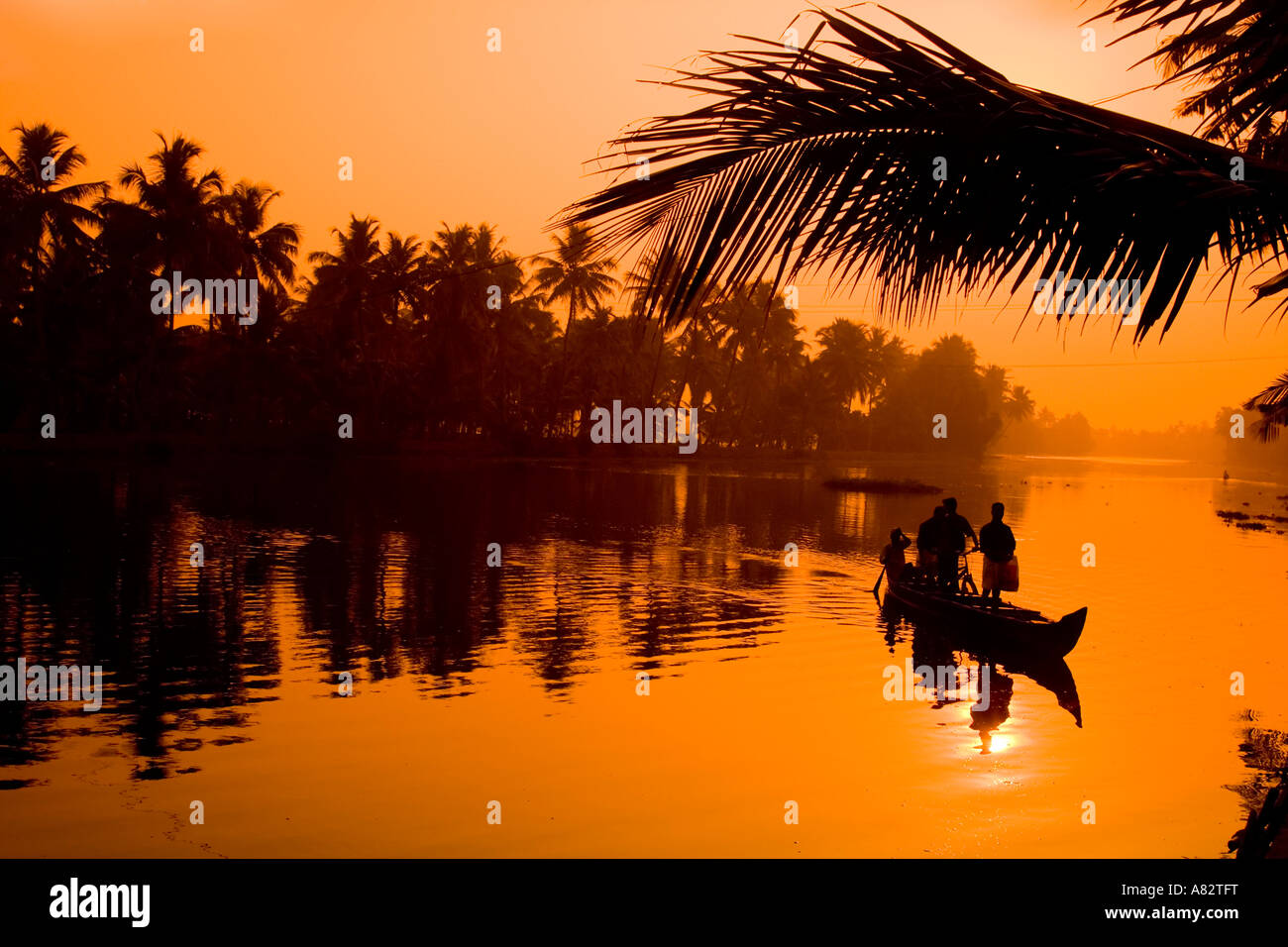 India Kerala backwaters popolo indiano in canoa Foto Stock