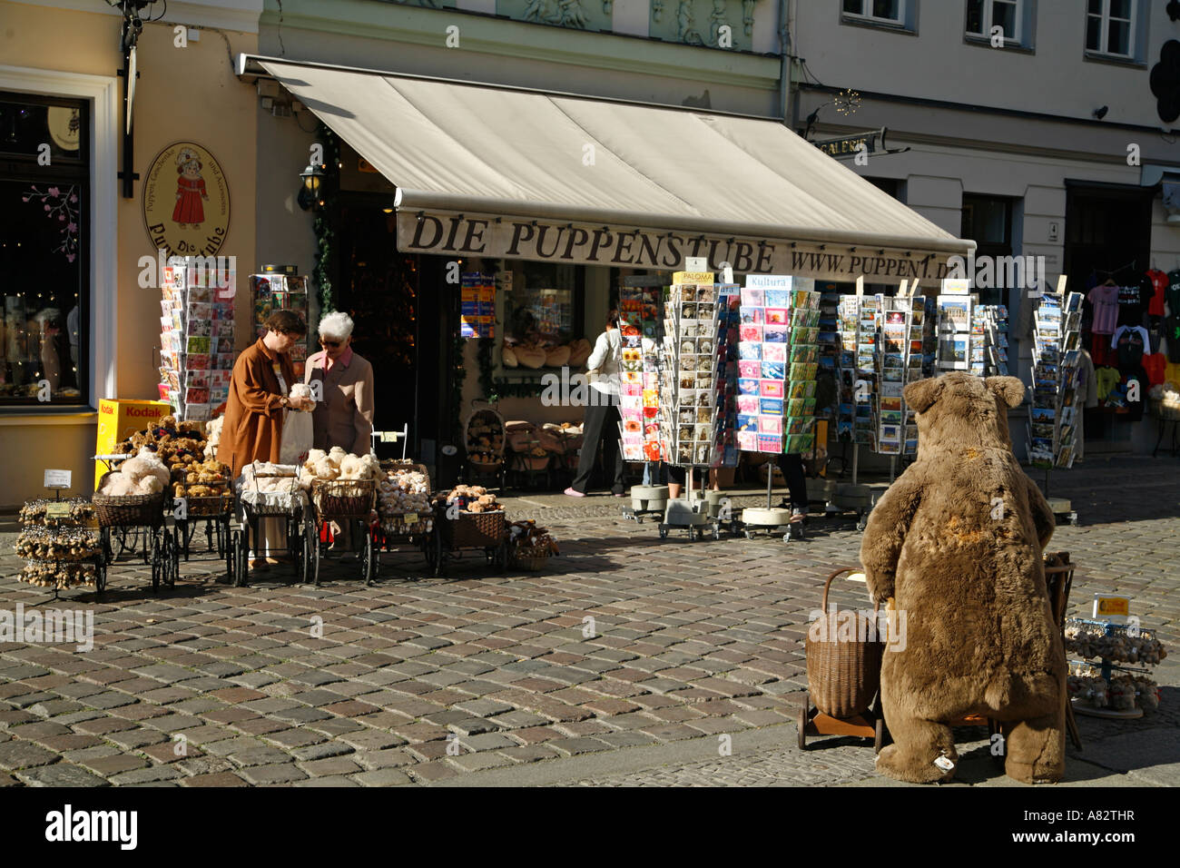 Il centro di Berlino Nikolaiviertel souvenir shop nelle vicinanze Chiesa Nicolai Foto Stock