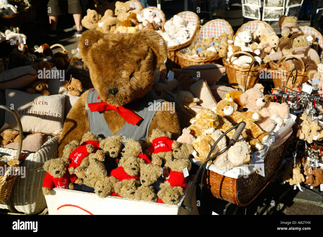 Il centro di Berlino Nikolaiviertel negozio di souvenir nei pressi di Nicolai chiesa orsi di Berlino Foto Stock
