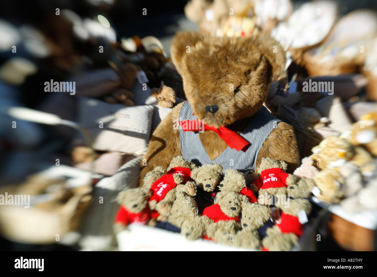 Il centro di Berlino Nikolaiviertel negozio di souvenir nei pressi di Nicolai chiesa orsi di Berlino Foto Stock