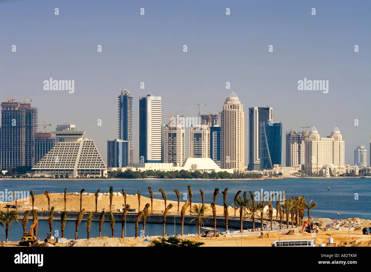 Il Qatar Doha skyline di baia di costruzione Foto Stock