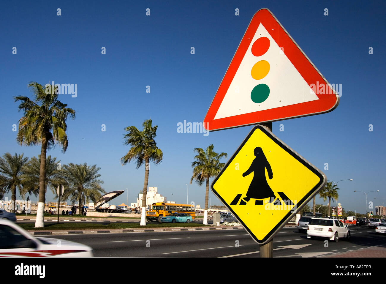 Il Qatar Doha arabian segno per crosswalk al corniche street in background il museo di arte islamica Foto Stock