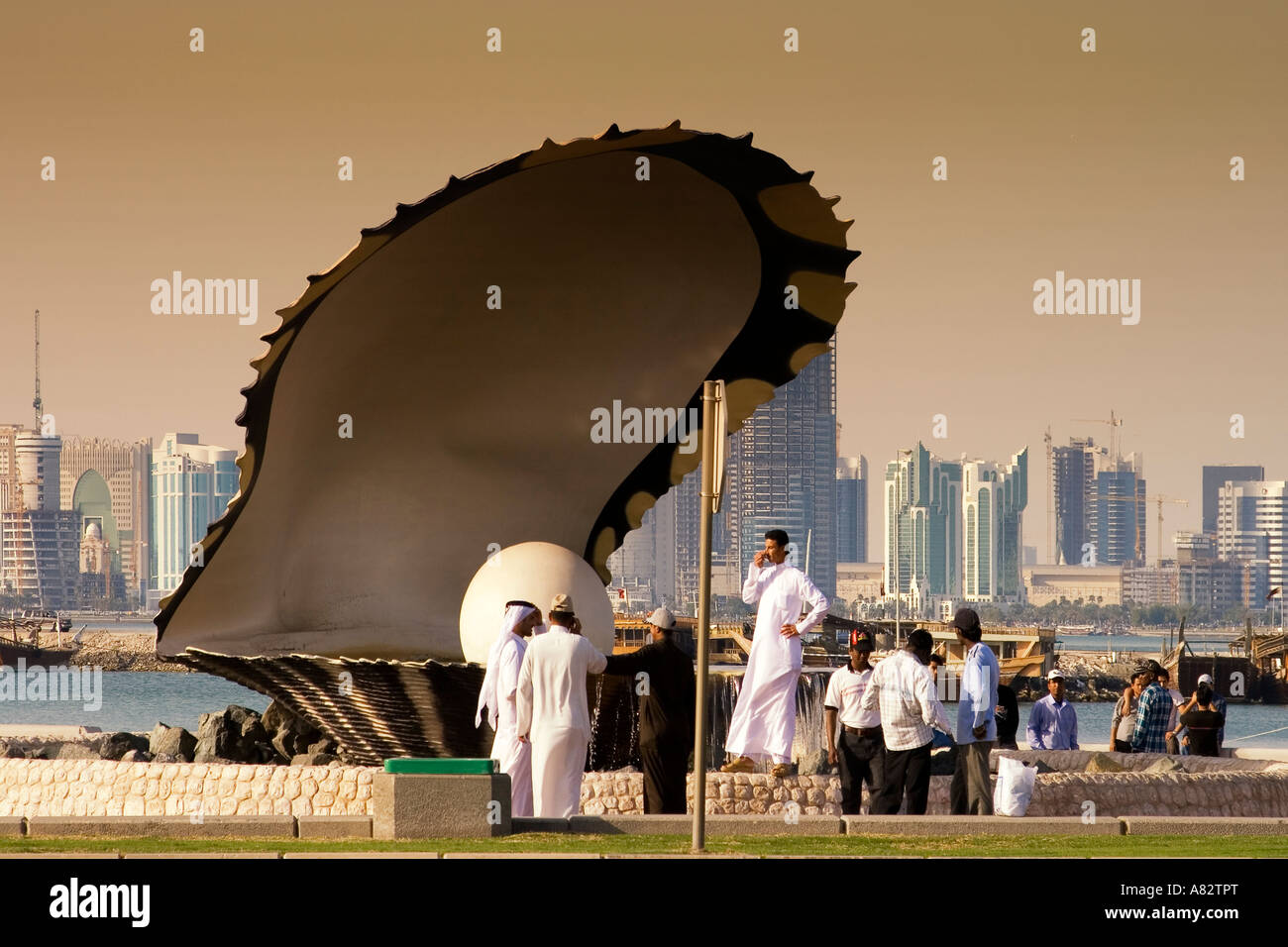 Il Qatar Doha fontana di ostrica con perla lungo la riva di Doha Foto Stock