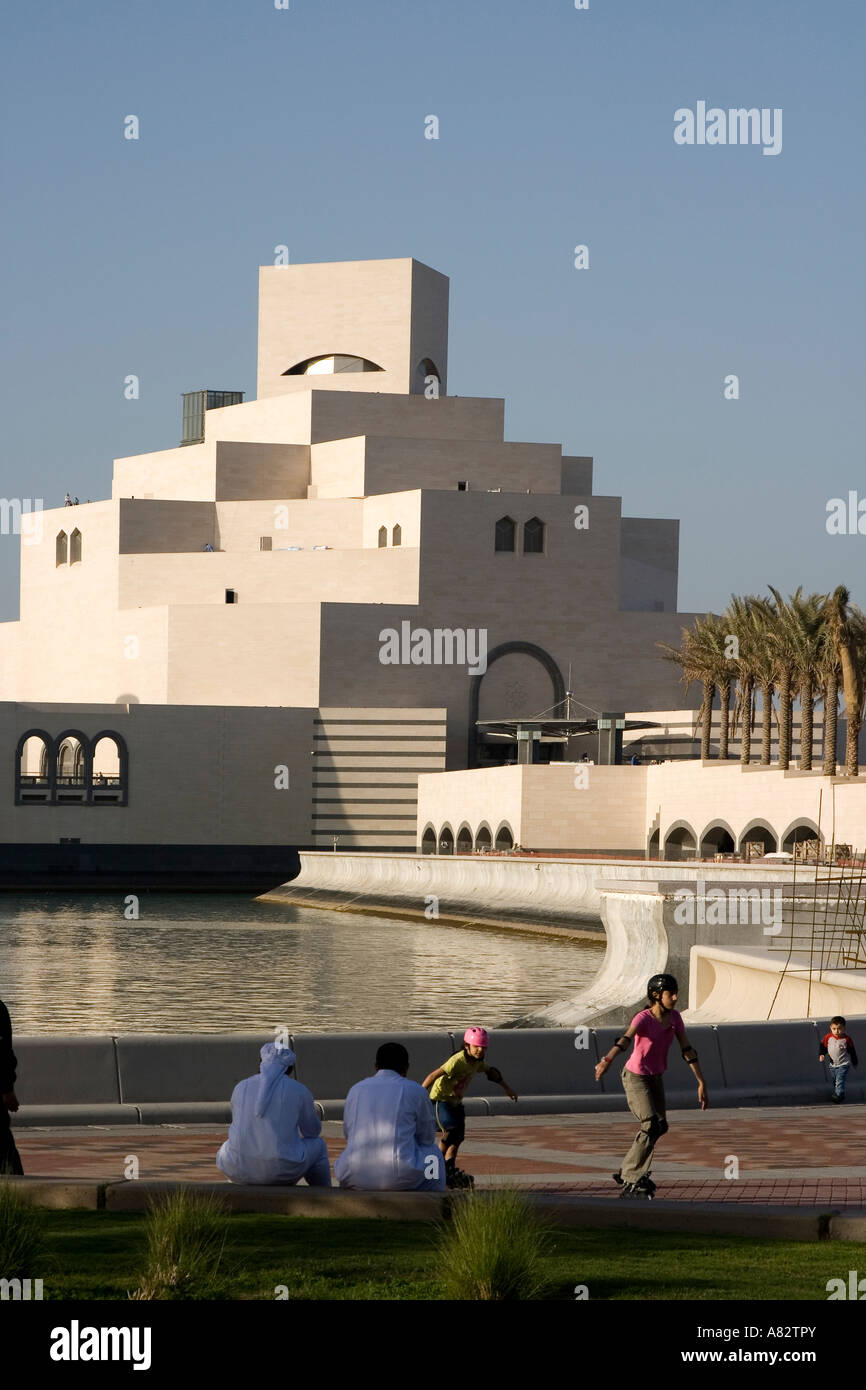 Il museo di arte islamica dal famoso architetto io m. Pei al lungomare di Doha corniche Foto Stock