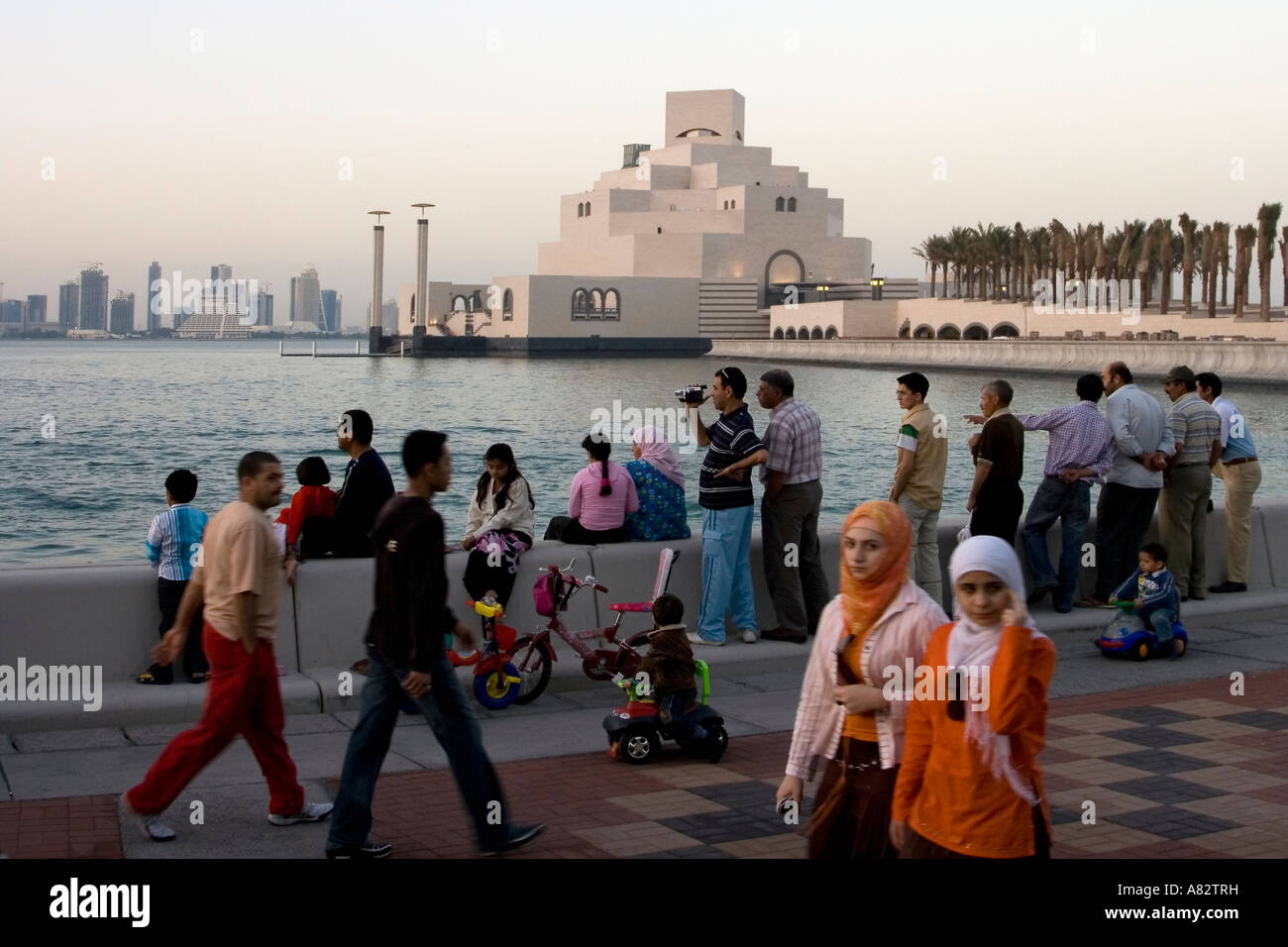 Il museo di arte islamica dal famoso architetto io m. Pei al lungomare di Doha corniche Foto Stock