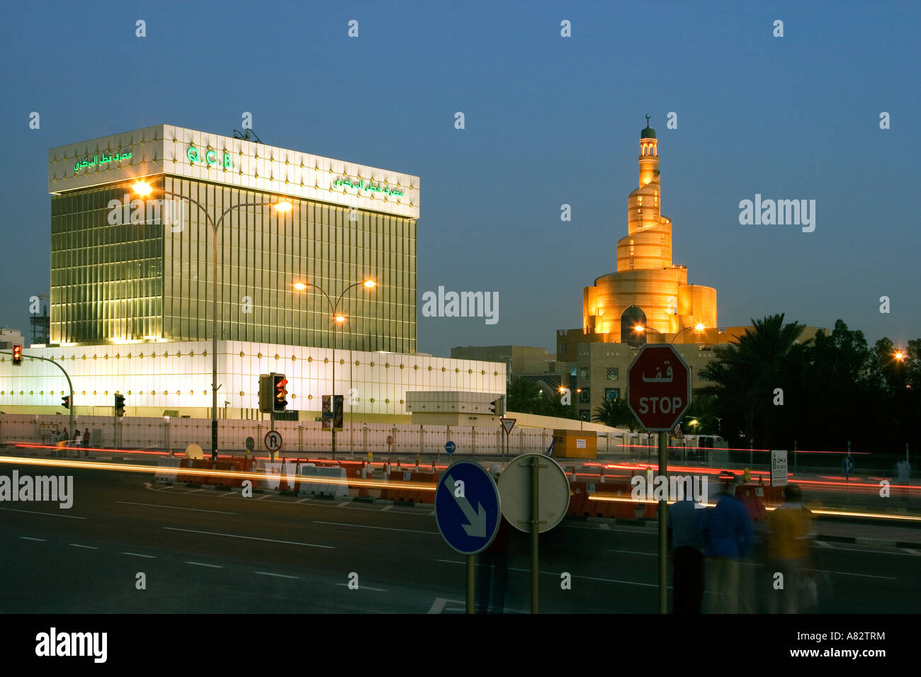 Il Qatar Doha principale banca centrale vicino alla moschea principale di notte Foto Stock