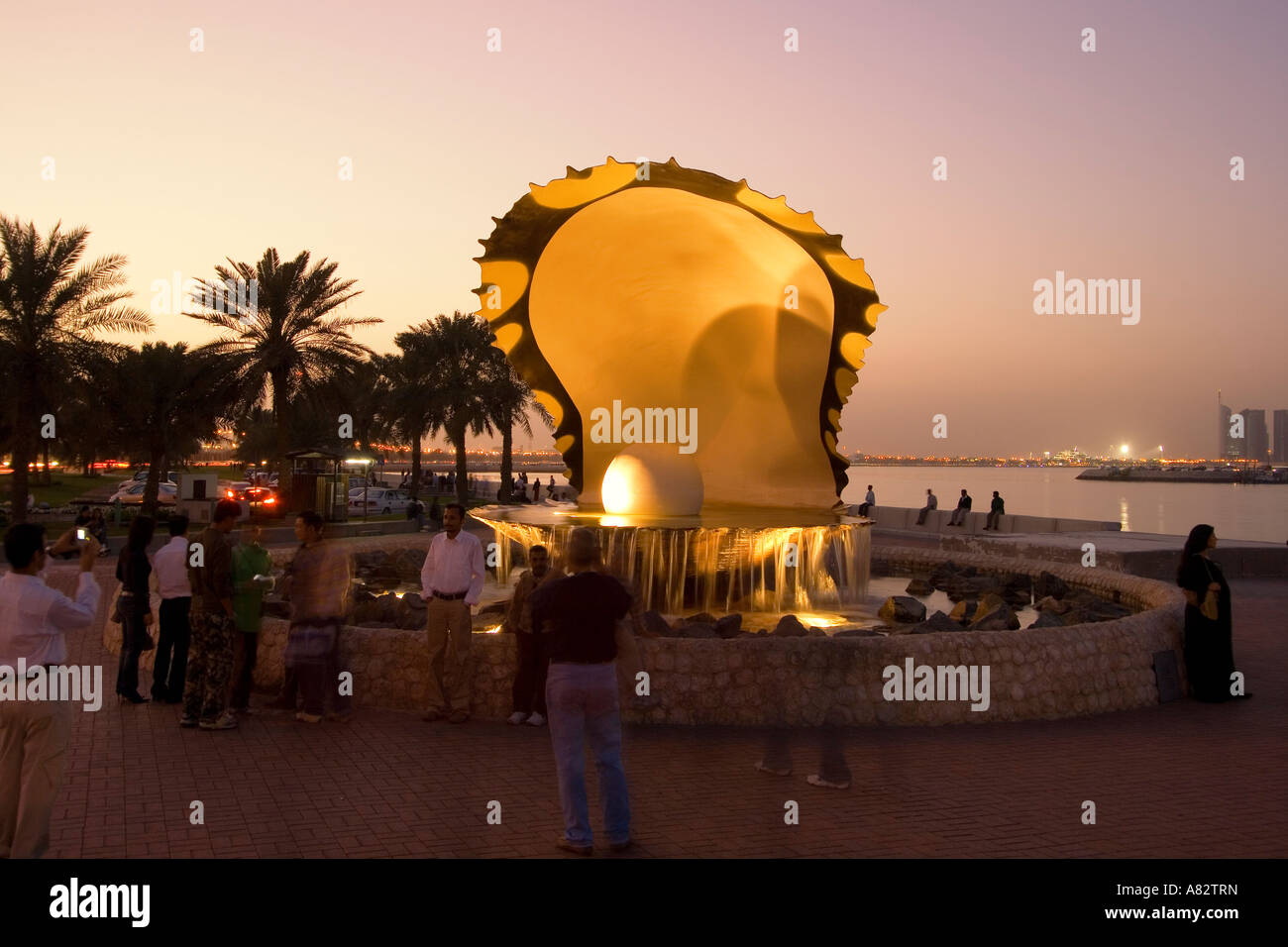 Il Qatar Doha fontana di ostrica con perla lungo la riva di Doha al tramonto Foto Stock