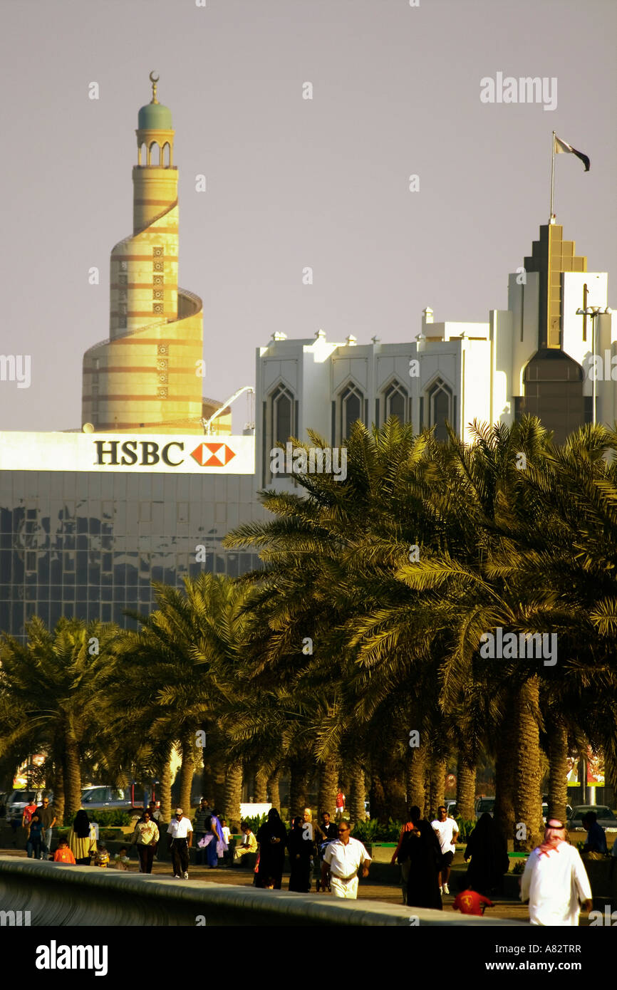 Il Qatar Doha corniche promenade principale moschea HSBC Bank persone Foto Stock