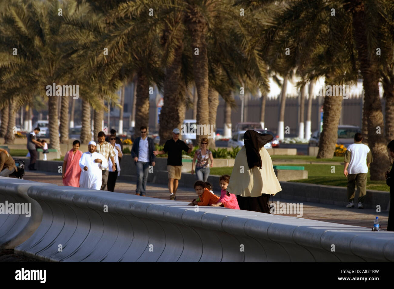 Il Qatar Doha corniche, persone donne velate Foto Stock