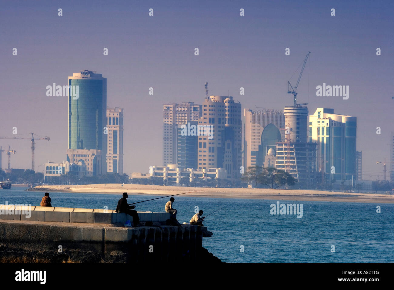 Il Qatar Doha bay skyline pescatore Foto Stock