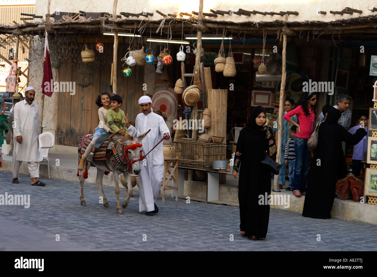 Il Qatar Doha Souk bambini su donkey Foto Stock