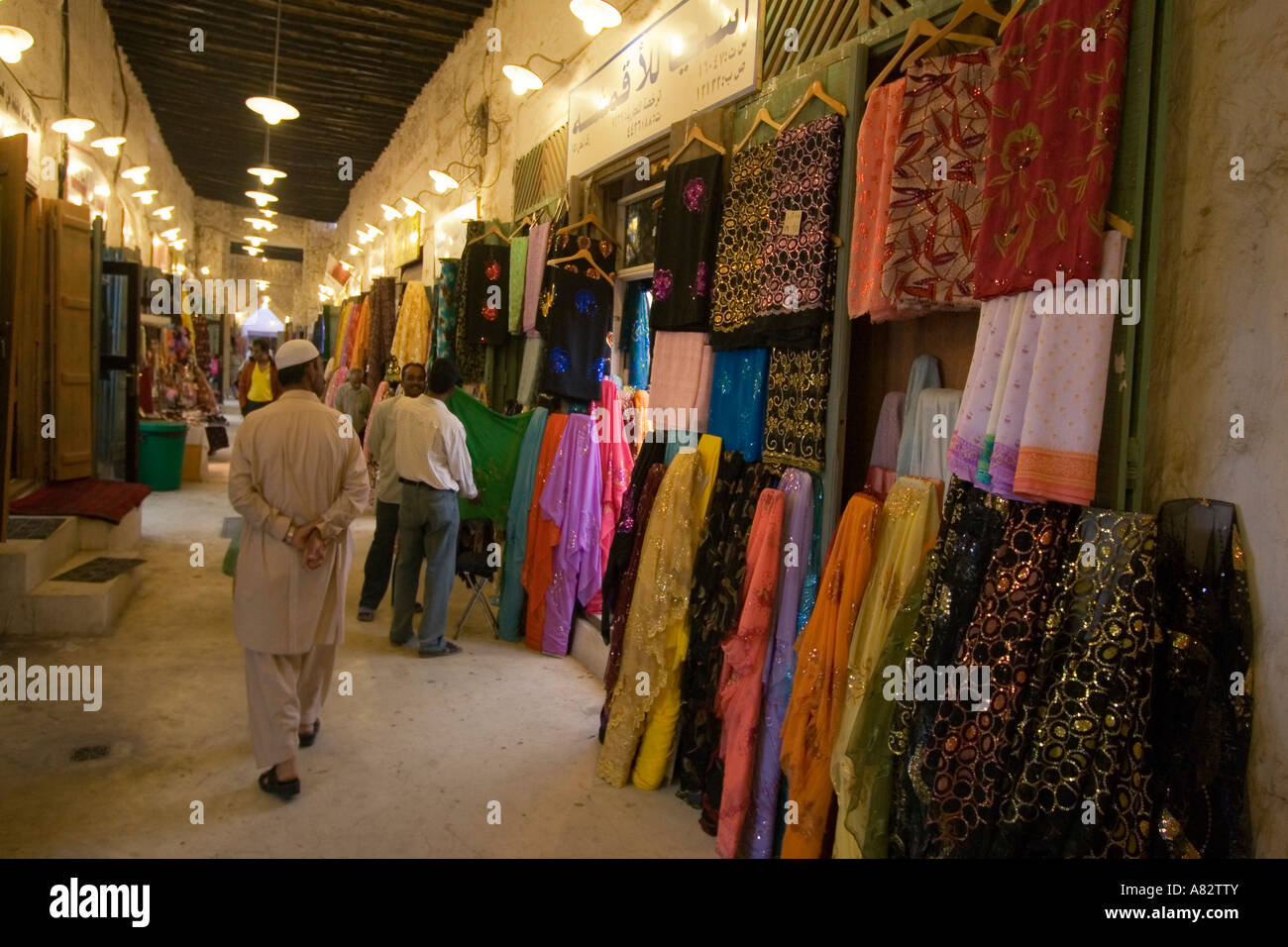 Il Qatar Doha Souk sari indiani negozi Foto Stock
