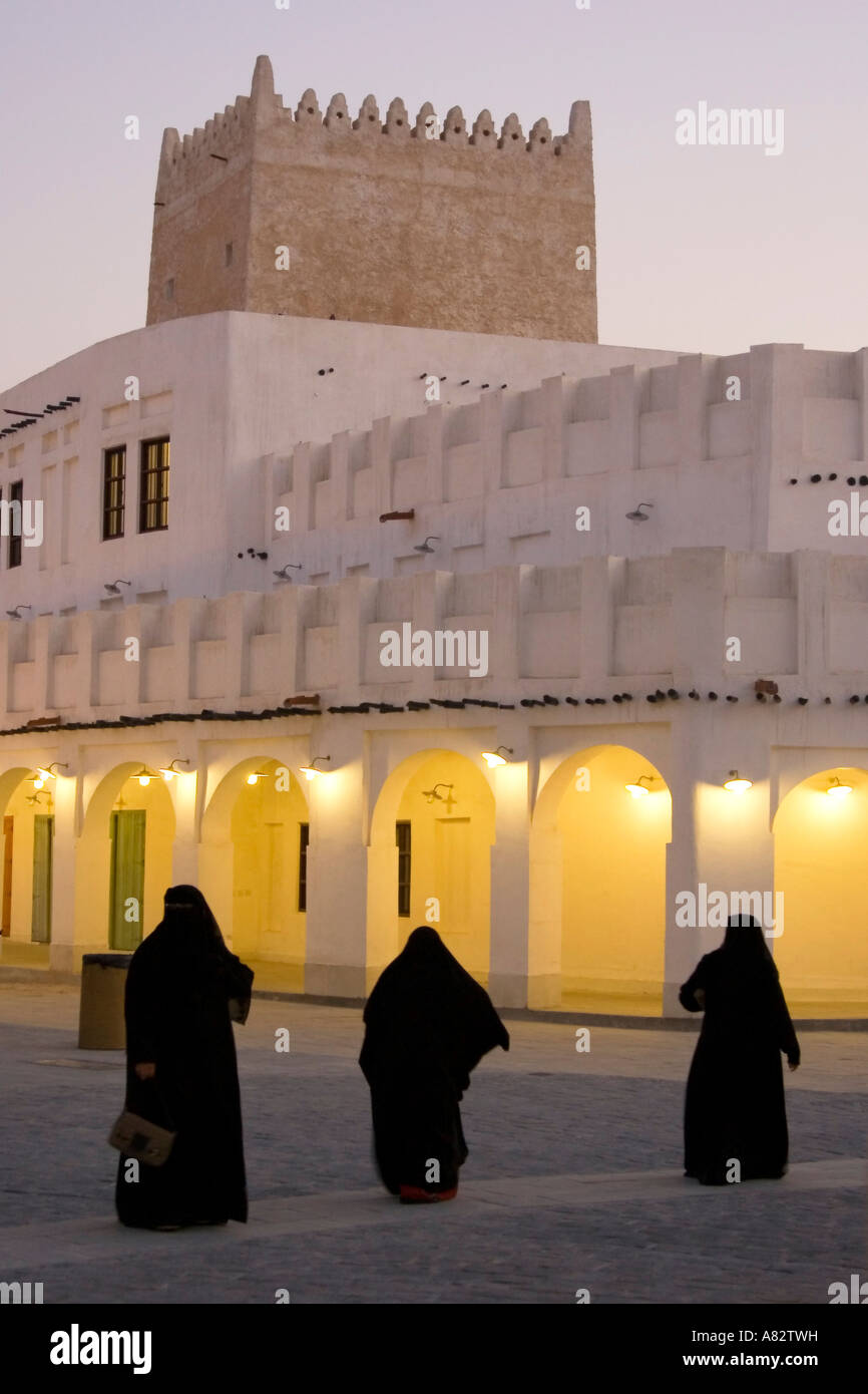 Il Qatar Doha Souk donne velate in nero Foto Stock
