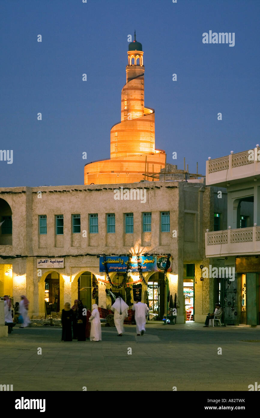Il Qatar Doha Souk principale moschea al tramonto Foto Stock