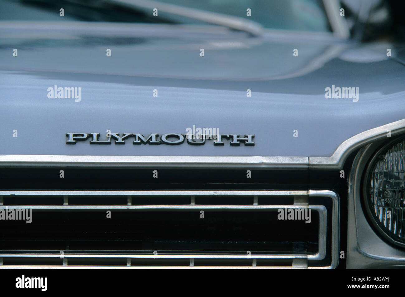 Plymouth VIP del 1968. Produttore di automobili americano 1928 per data. Plymouth auto auto distintivo il marchio americano rendono motif Foto Stock