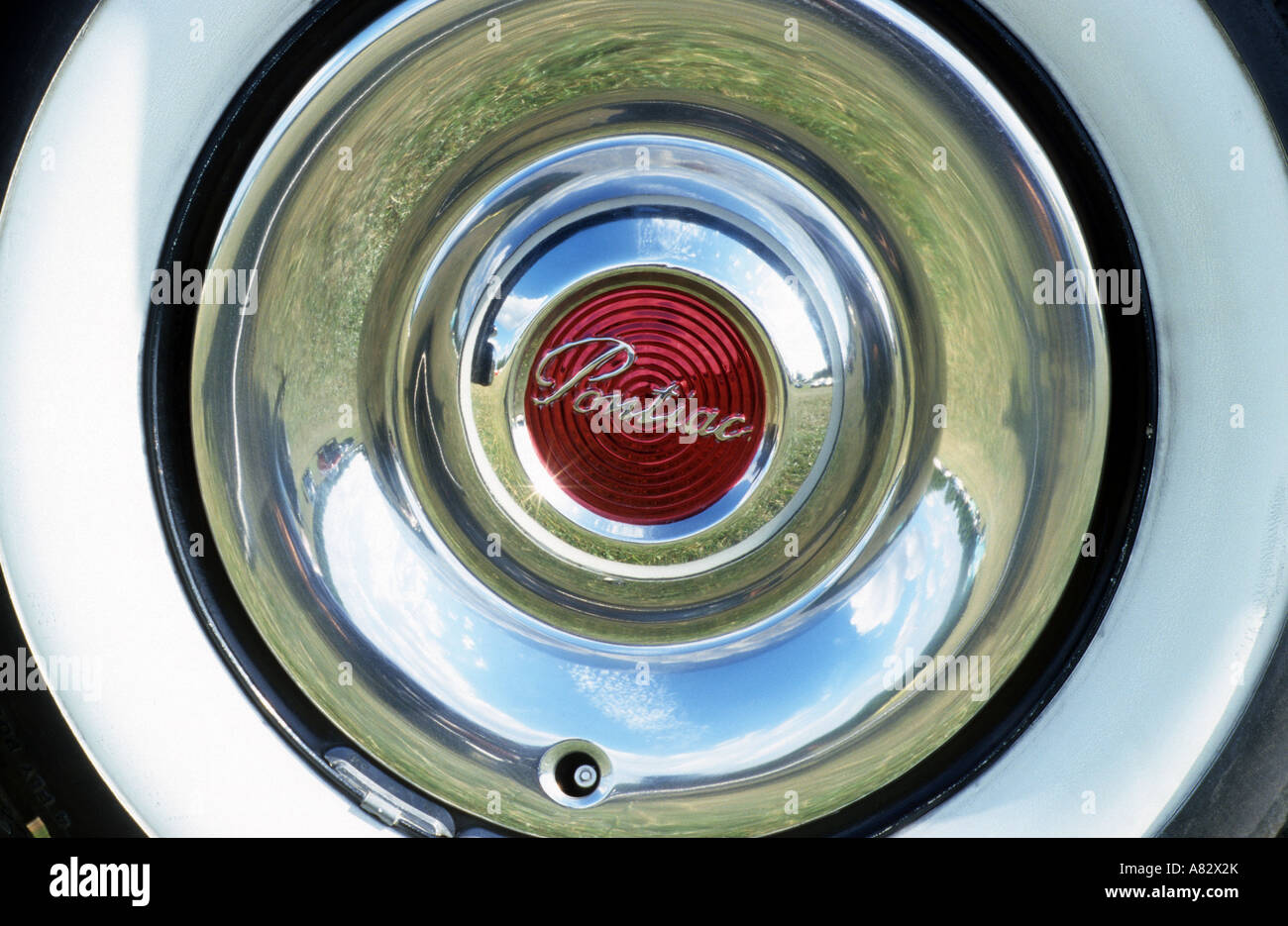 La Pontiac del 1949. Produttore di automobili americano 1926 per data. La Pontiac auto auto badge marque American motif maker Foto Stock