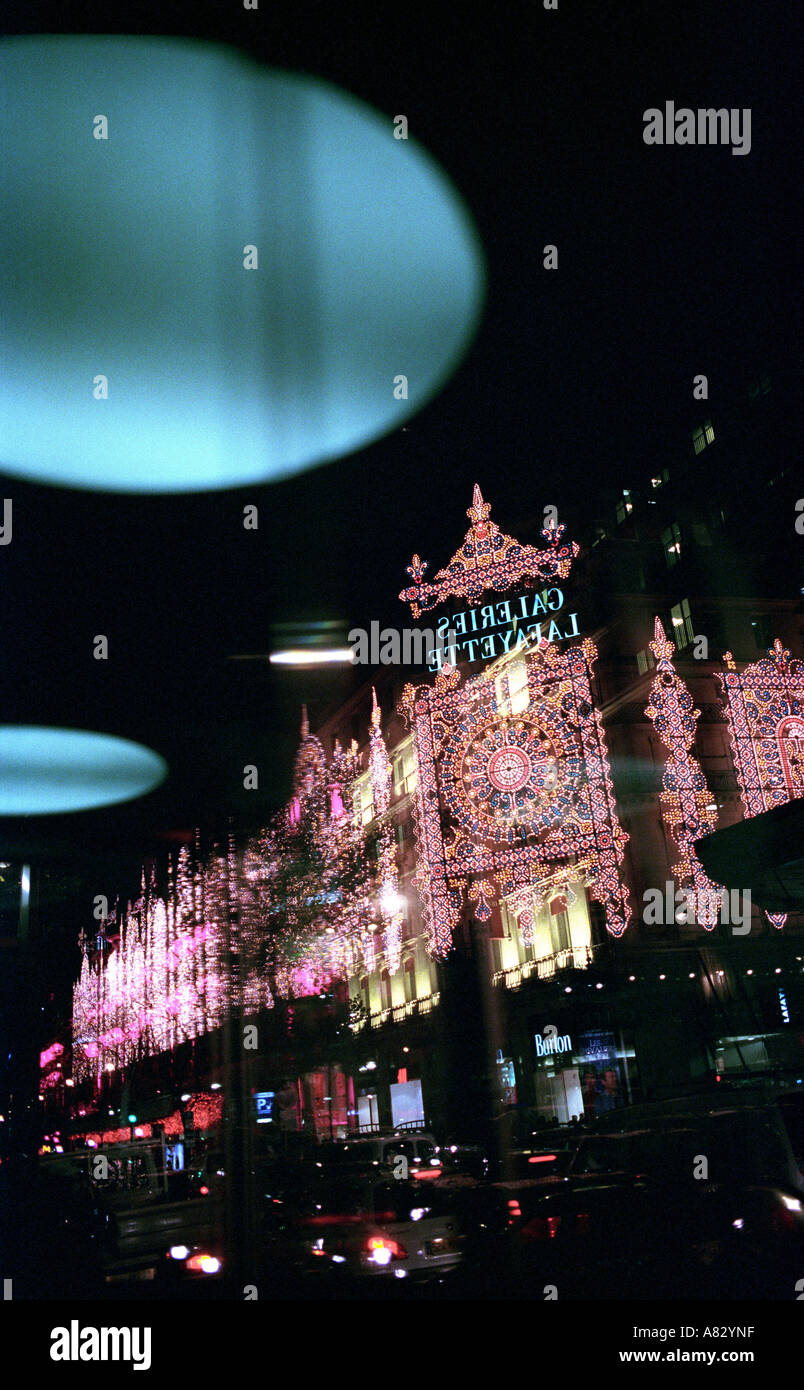 Francia, Parigi, magazzini illuminata sul boulevard Haussmann durante le feste di Natale Foto Stock