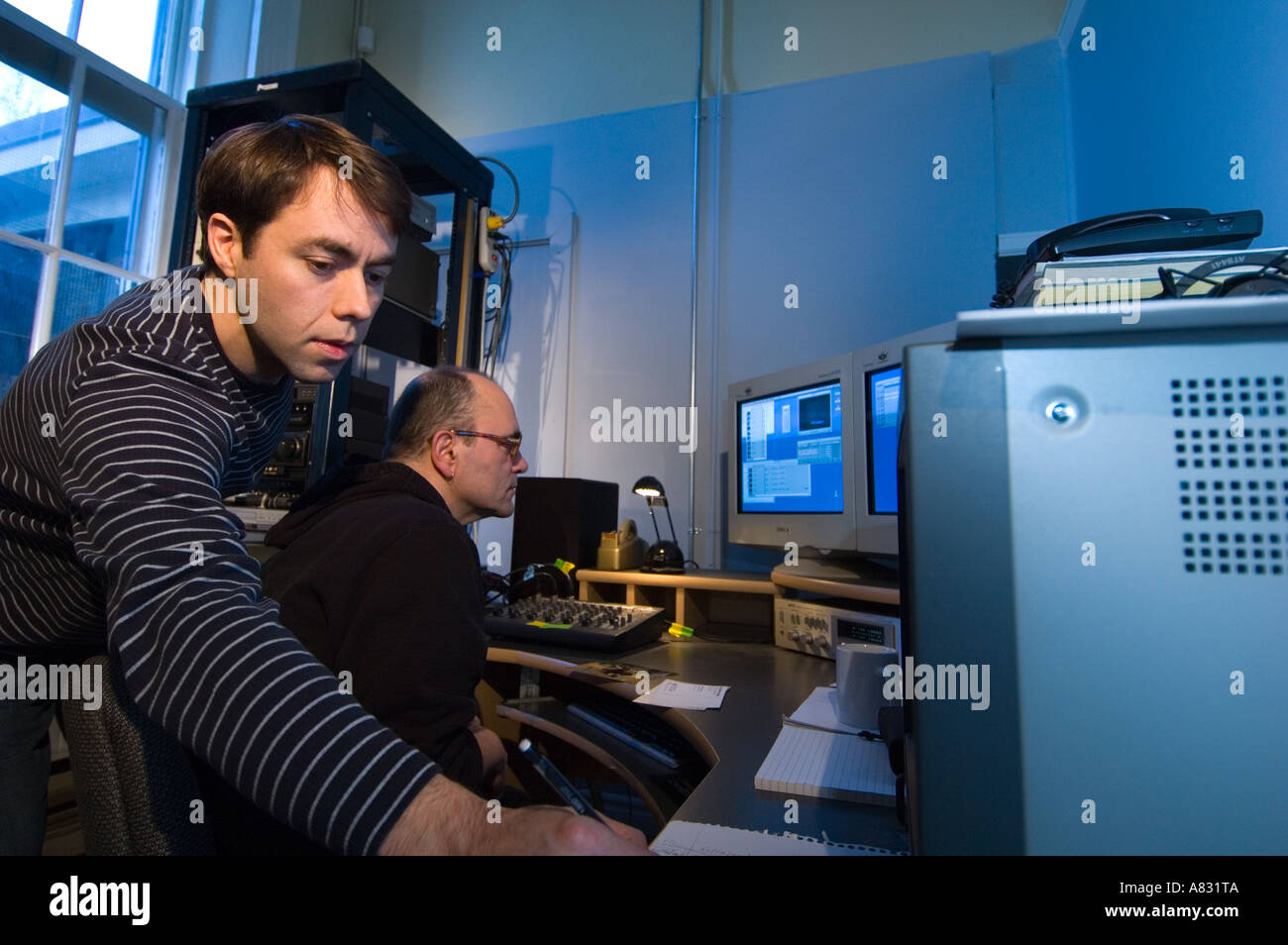 Film editing film in studio. Foto Stock