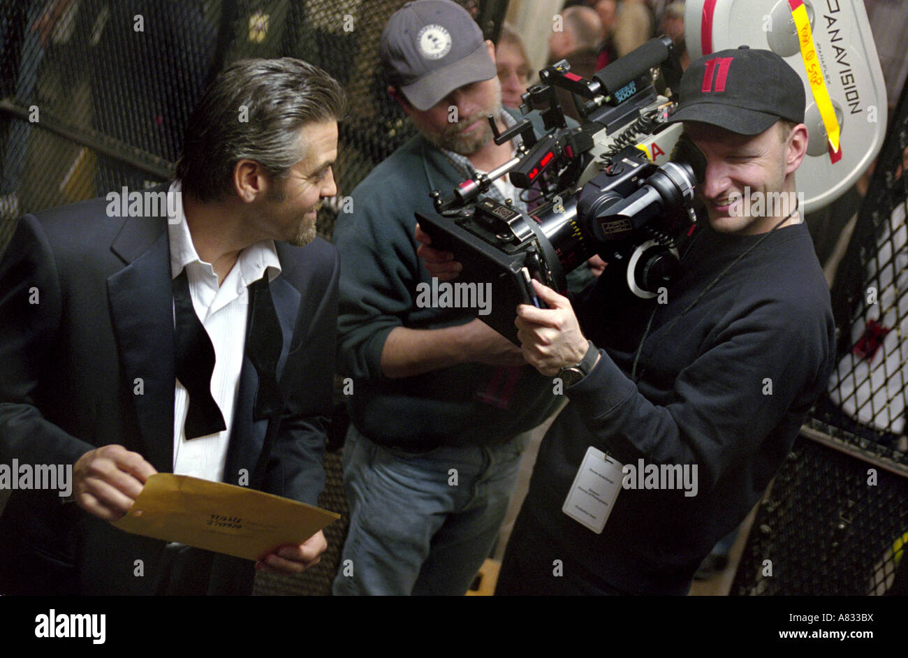 Oceani 11 - George Clooney (a sinistra) e Steven Soderbergh sul set di 2001 film Warner Foto Stock