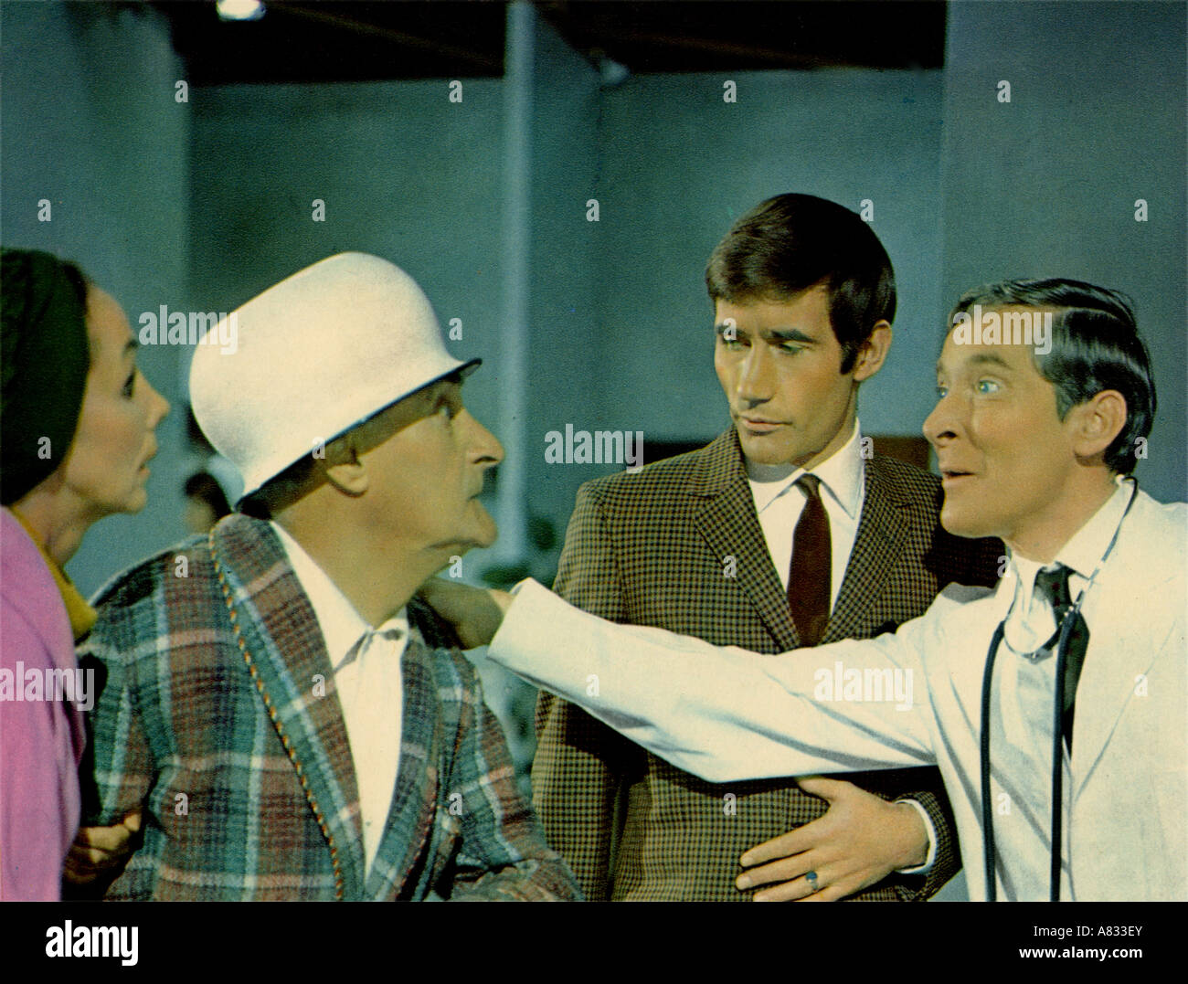 Portare il medico- 1968 Rank/Peter Rogers film con da sinistra Derek Francesco, Jim Dale e Kenneth Williams Foto Stock