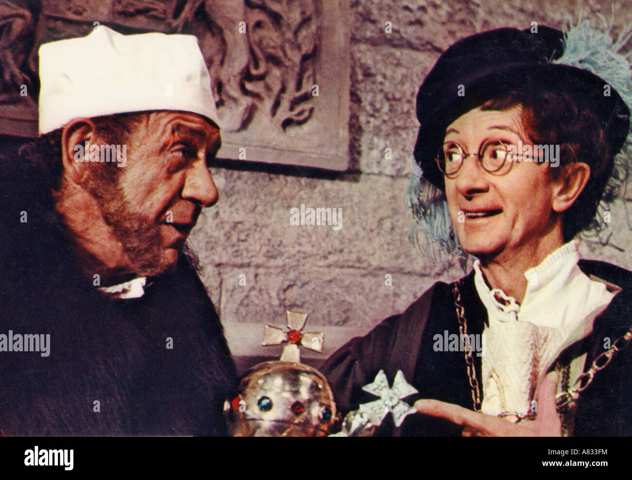 Portare su HENRY - 1971 Rank/Peter Rogers film con dal Sid James a sinistra e Charles Hawtrey Foto Stock