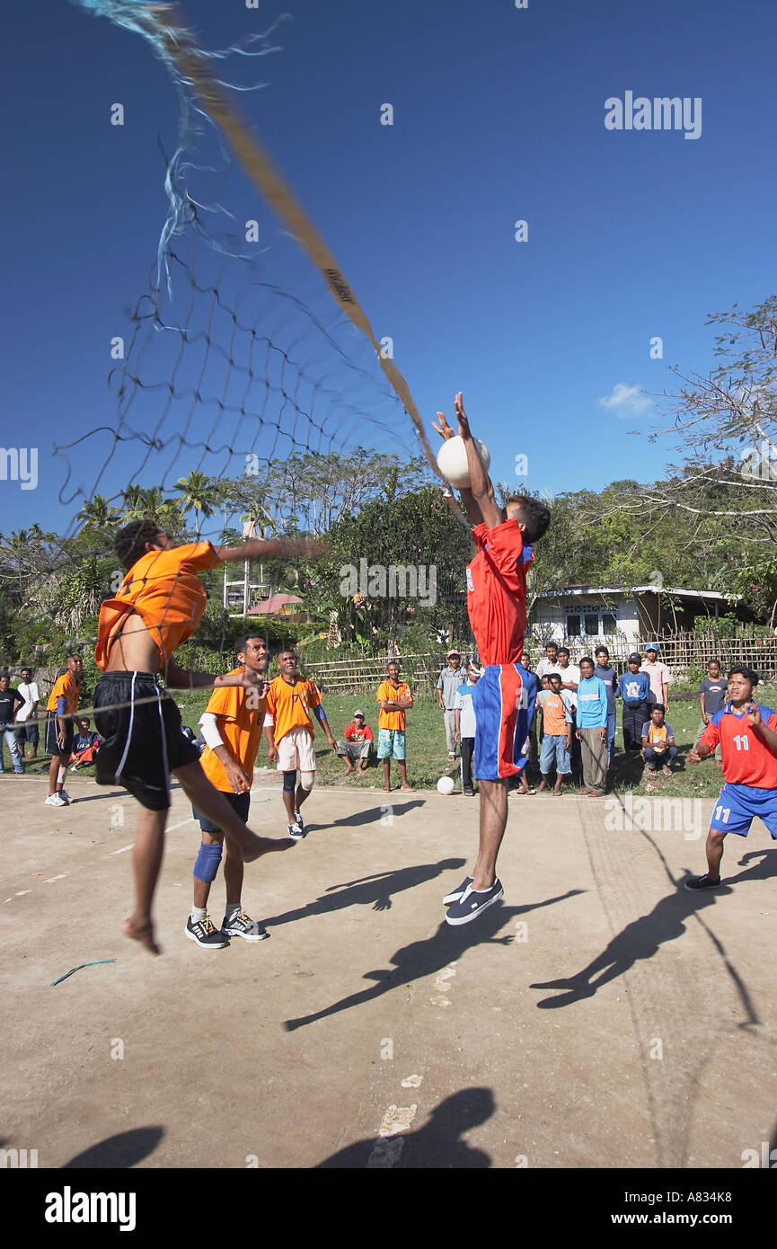 Partita di pallavolo in villaggio Foto Stock