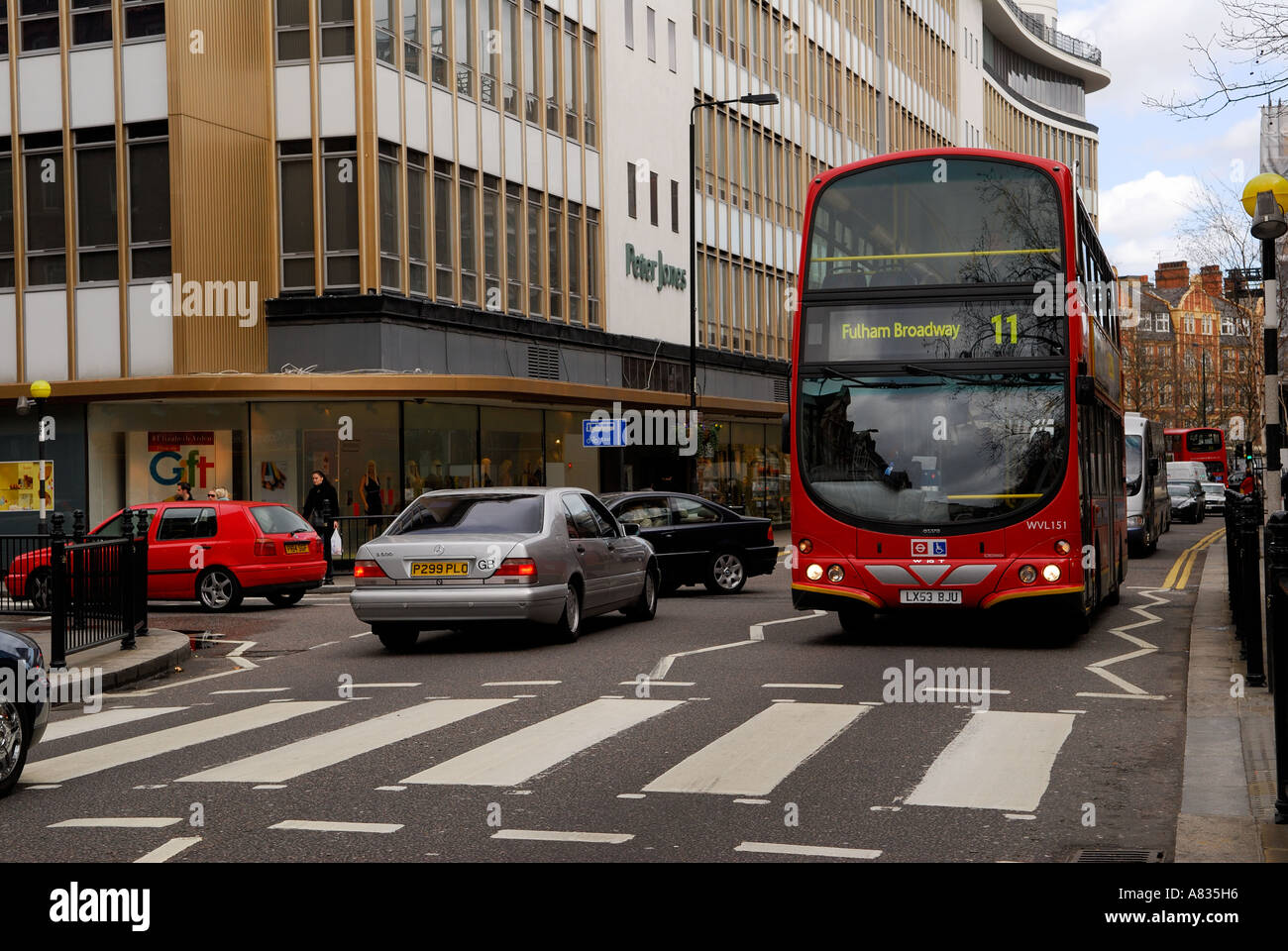 Autobus rossi al di fuori del reparto store 'Peter Jones" Chelsea Londra Foto Stock