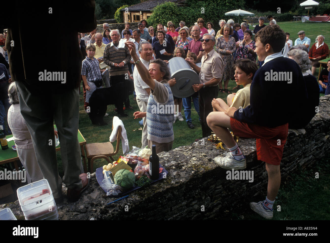 Estrazione di biglietti per estrazione a premi presso Eastleach Turville, festa annuale del villaggio Gloucestershire UK 1990s 1993 HOMER SYKES Foto Stock