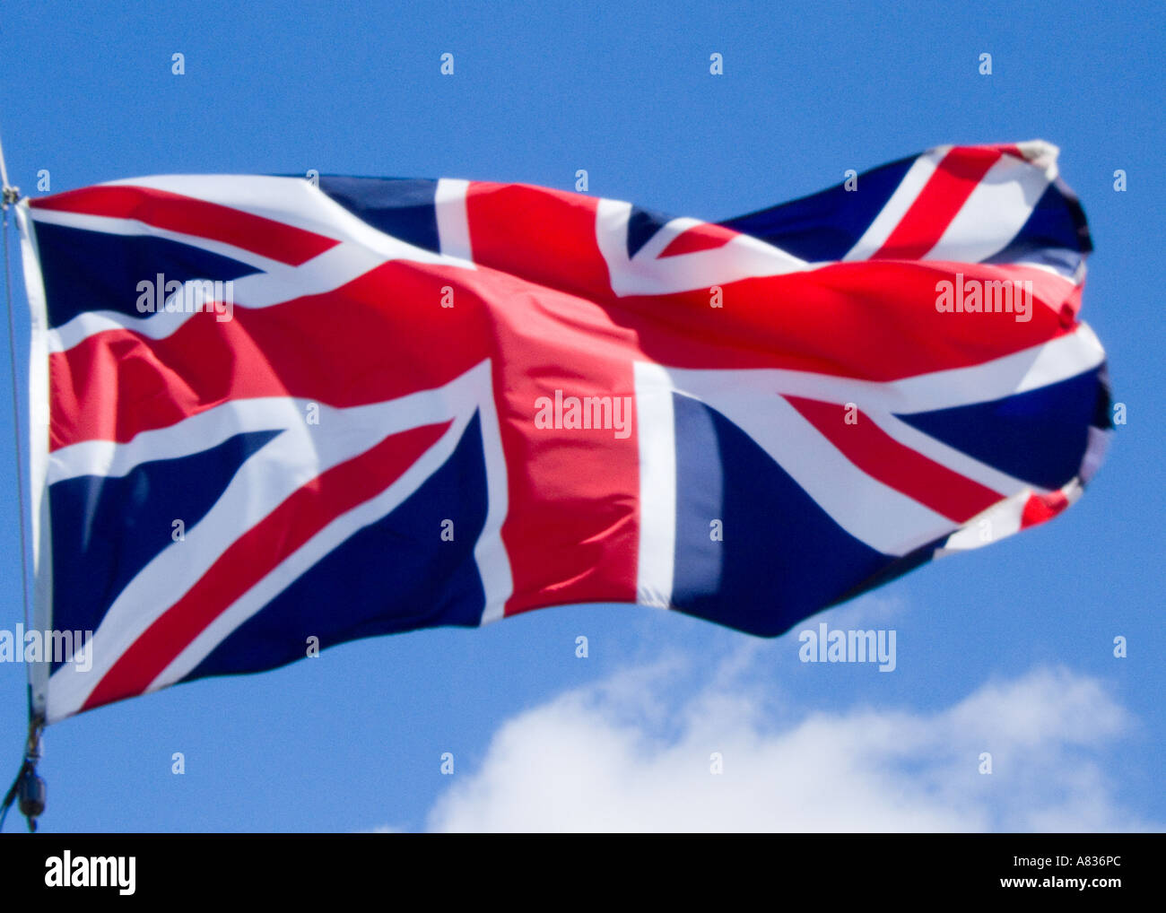 Unione Jack sventolare nel vento UK battenti bandiera Foto Stock