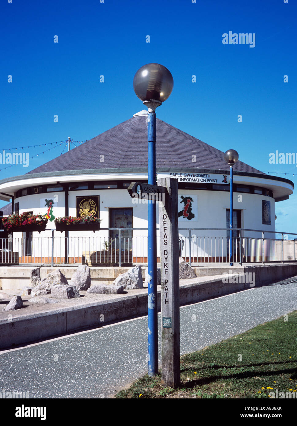 Fine Inizio di Offa s Dyke lunga distanza sentiero dalle informazioni turistiche alla spiaggia centrale e di orientamento per i marker di pietra Prestatyn Foto Stock