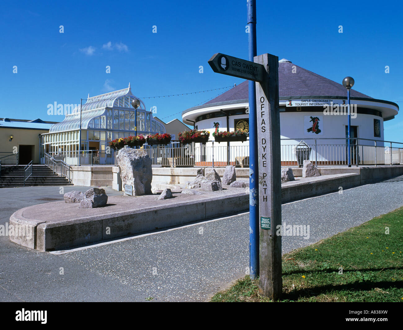 Fine Inizio di Offa s Dyke lunga distanza sentiero dalle informazioni turistiche alla spiaggia centrale e di orientamento per i marker di pietra Prestatyn Foto Stock