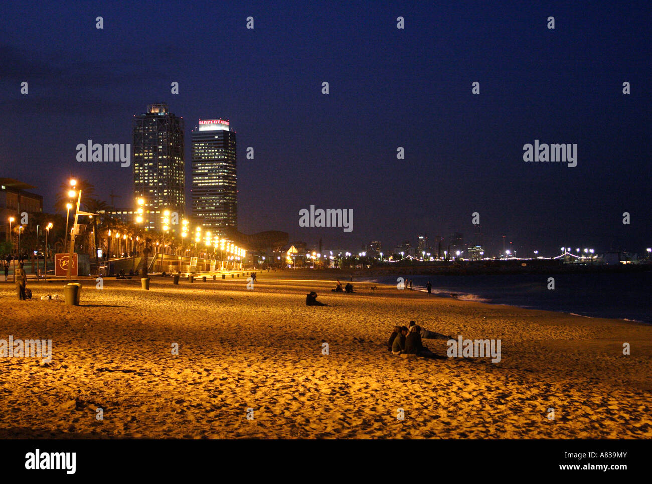 Spiaggia di Barcellona di notte Villa Olimpica in background Foto Stock