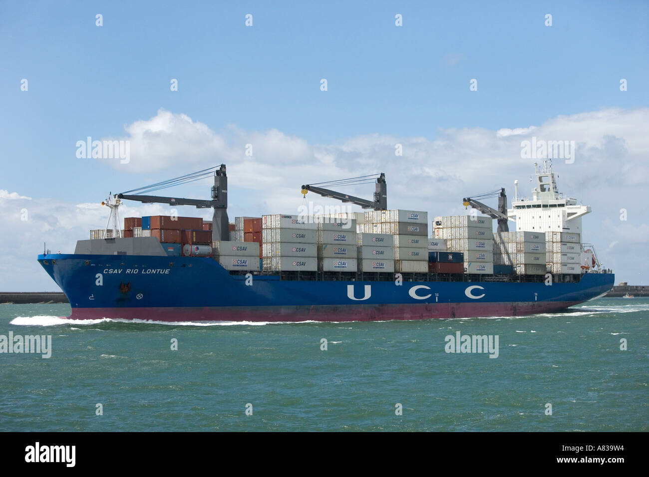 Contenitore di arrivo della nave nel porto di Le Havre Foto Stock