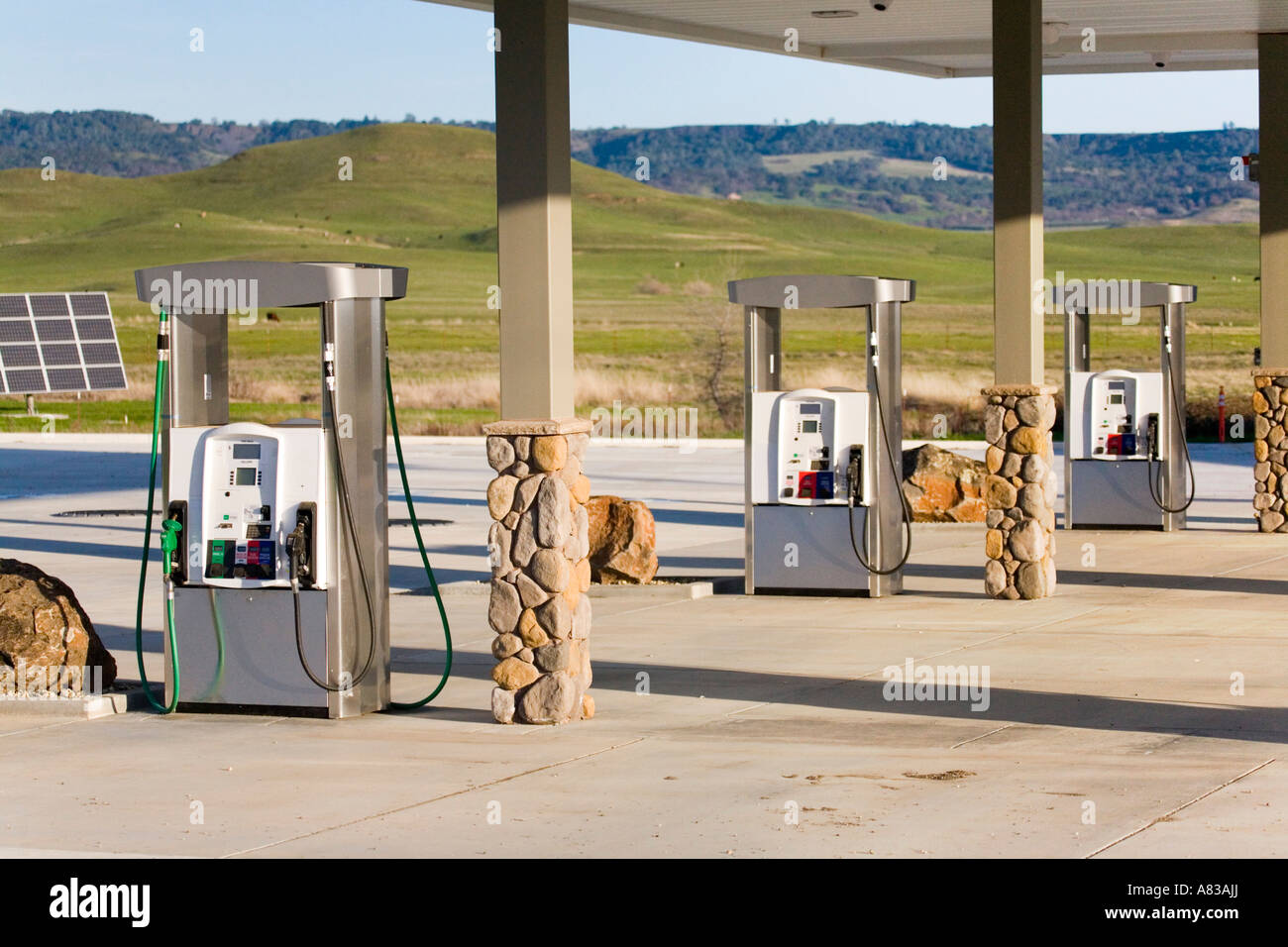 Pannelli solari e pompe di benzina il contrasto vecchie e nuove tecnologie energetiche Butte County in California Foto Stock
