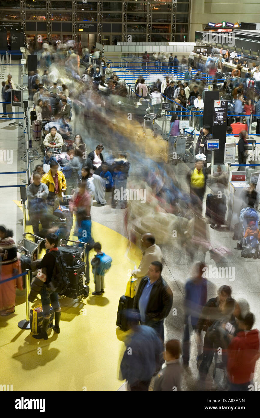 I viaggiatori di attendere per screening di sicurezza in Tom Bradley International terminal presso l'Aeroporto Internazionale di Los Angeles Foto Stock